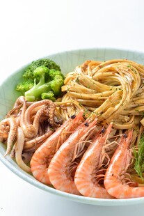          鲜虾鱿鱼面 
