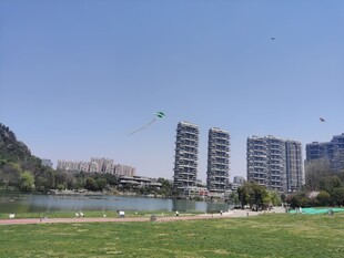 泉湖湖景
