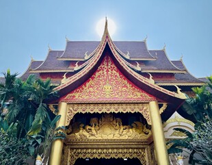 曼听公园建筑与顶上的太阳