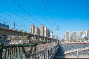城市高架铁路桥与密集建筑