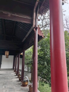 红色柱子 