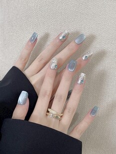 闪亮精致美甲手部特写