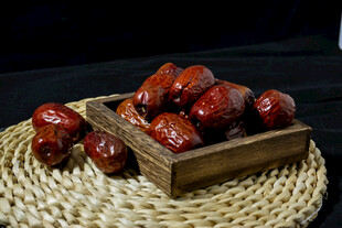 干红枣与编织垫子木托盘