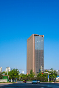 城市中高耸的现代办公大楼