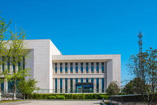 现代风格白色建筑外观