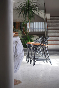 室内角落的休闲桌