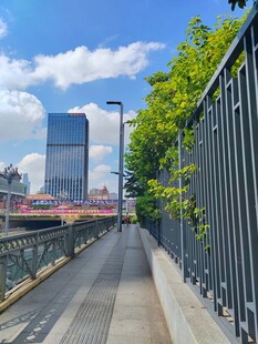 蓝天绿意城市景观