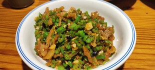 辣椒炒油渣