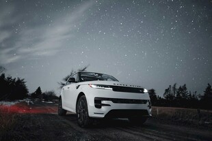 夜间旷野中的炫酷白色汽车
