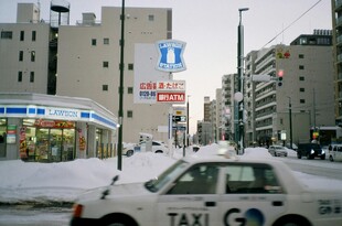雪后城市街道出租车景象