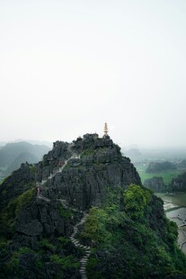 山顶建筑与蜿蜒山路景观