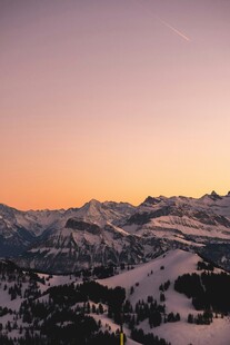 雪岭黄昏美景