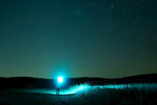 夜中孤灯伴繁星闪烁