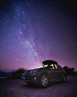 星空下的汽车