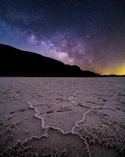 星空下的干裂大地