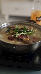 炉灶上的美味烹饪汤锅