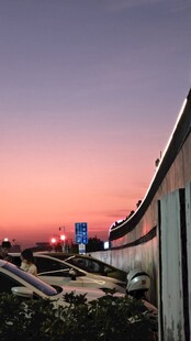 夕阳下的城市建筑景观