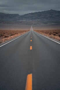 旷野中的延伸公路