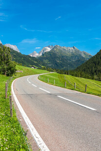 山间蜿蜒公路美景