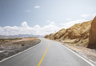 蜿蜒公路伸向远方