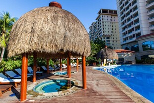 泳池边的茅草凉亭休闲处