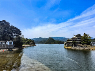 河畔风光秀丽景色宜人