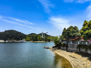 湖畔风光秀丽景色宜人