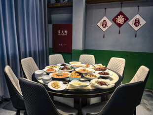 中式圆桌丰盛餐食场景