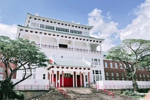现代风格白色建筑外观