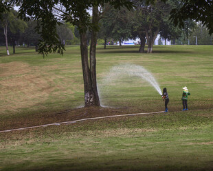 园丁在草坪浇水