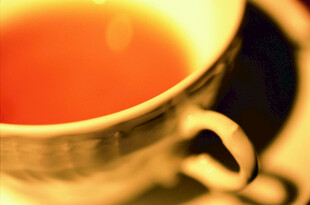 精致茶杯中的暖色调茶汤