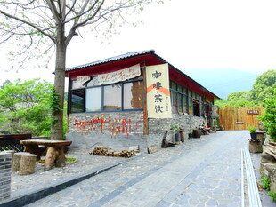 古朴中式小屋坐落于路旁