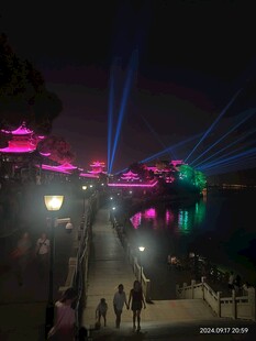 夜晚湖畔绚丽灯光秀