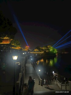 夜晚湖边灯光秀