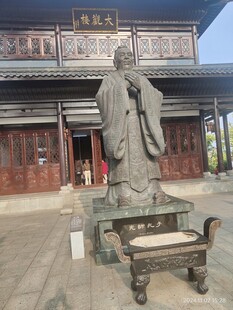 古建前的庄严雕像