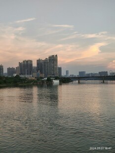 城市河畔的美丽黄昏景色