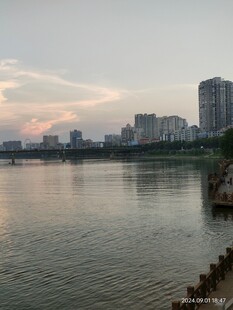 河畔城市黄昏美景