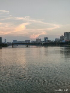 城市河畔黄昏美景