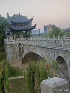 古风石桥与亭阁景观