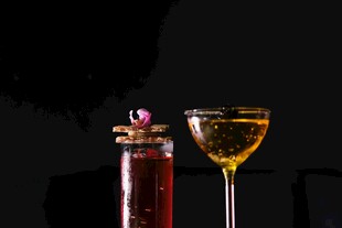 精致鸡尾酒与装饰瓶