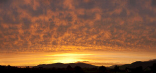 日出时分的壮丽天空景观