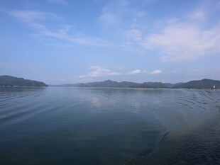 宁静湖面与远处山峦美景