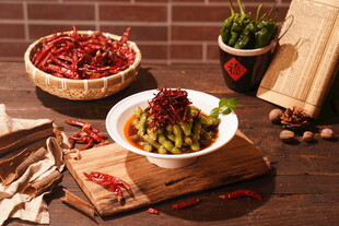 多样香料与新鲜蔬菜展示