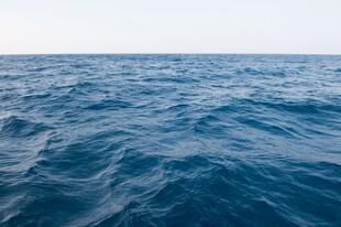 广阔蓝色海洋波浪景观