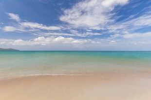 美丽海滨沙滩与蓝天海景
