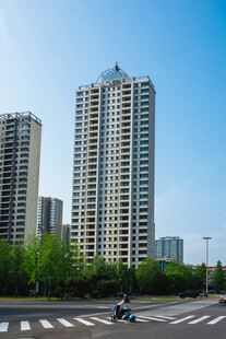 城市高楼与道路景象