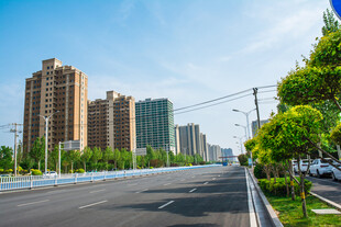 城市宽阔道路旁的林立高楼