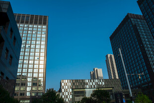 城市高楼蓝天景致