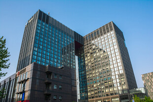 现代都市摩天办公大楼