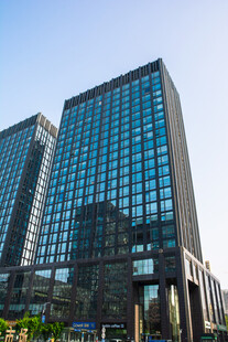 现代都市玻璃幕墙写字楼